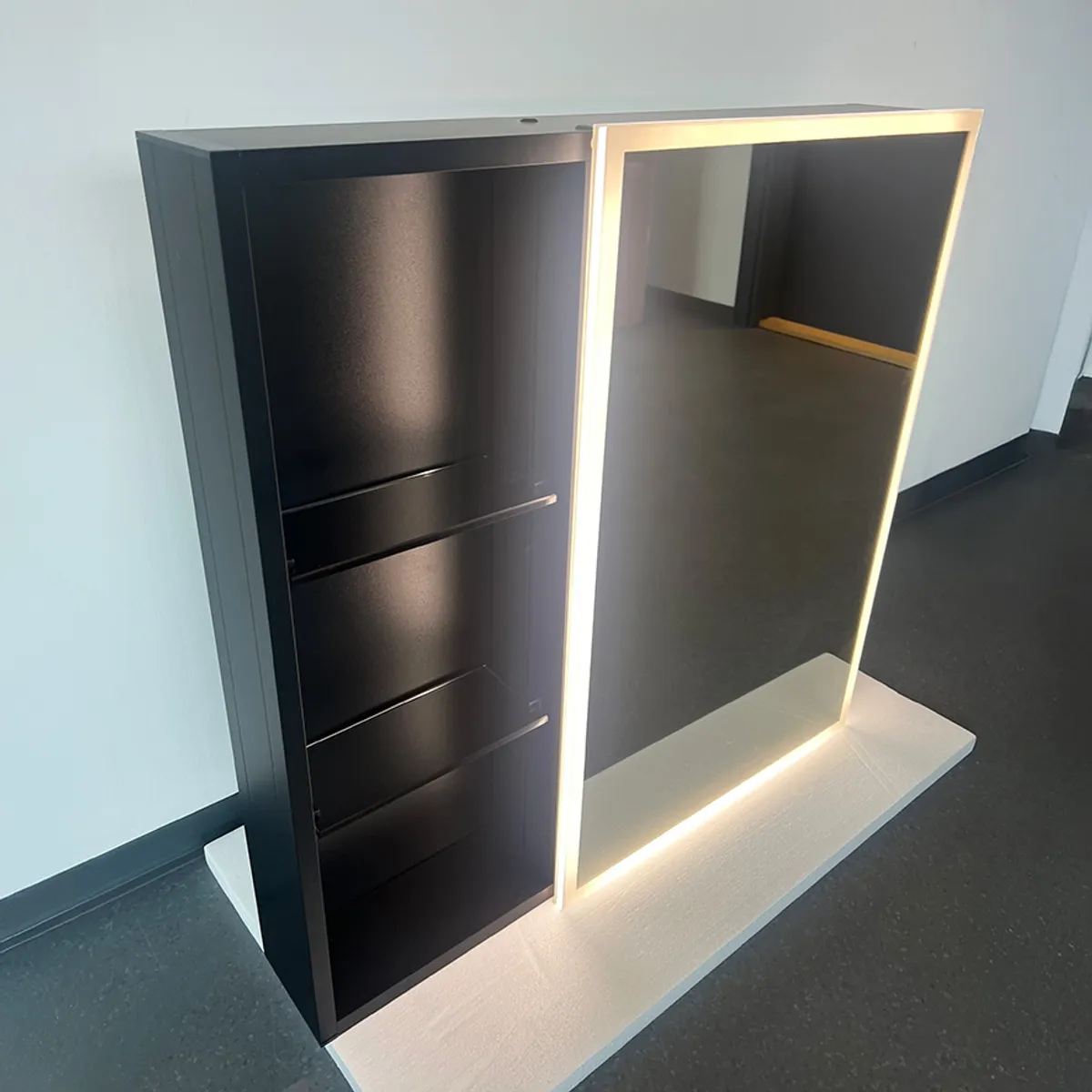 SPEILPRØVE (104) Speilskap m/LED-belysning og åpen hylle, 71x71cm